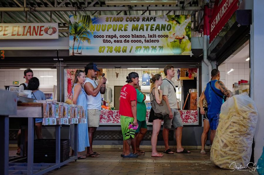 Dimanche matin au marché de Papeete, l’air sent le - Photo 12